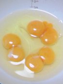 画像: 黄身が６つ、でも卵は３つ