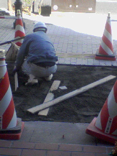 画像: お店の前の歩道工事中